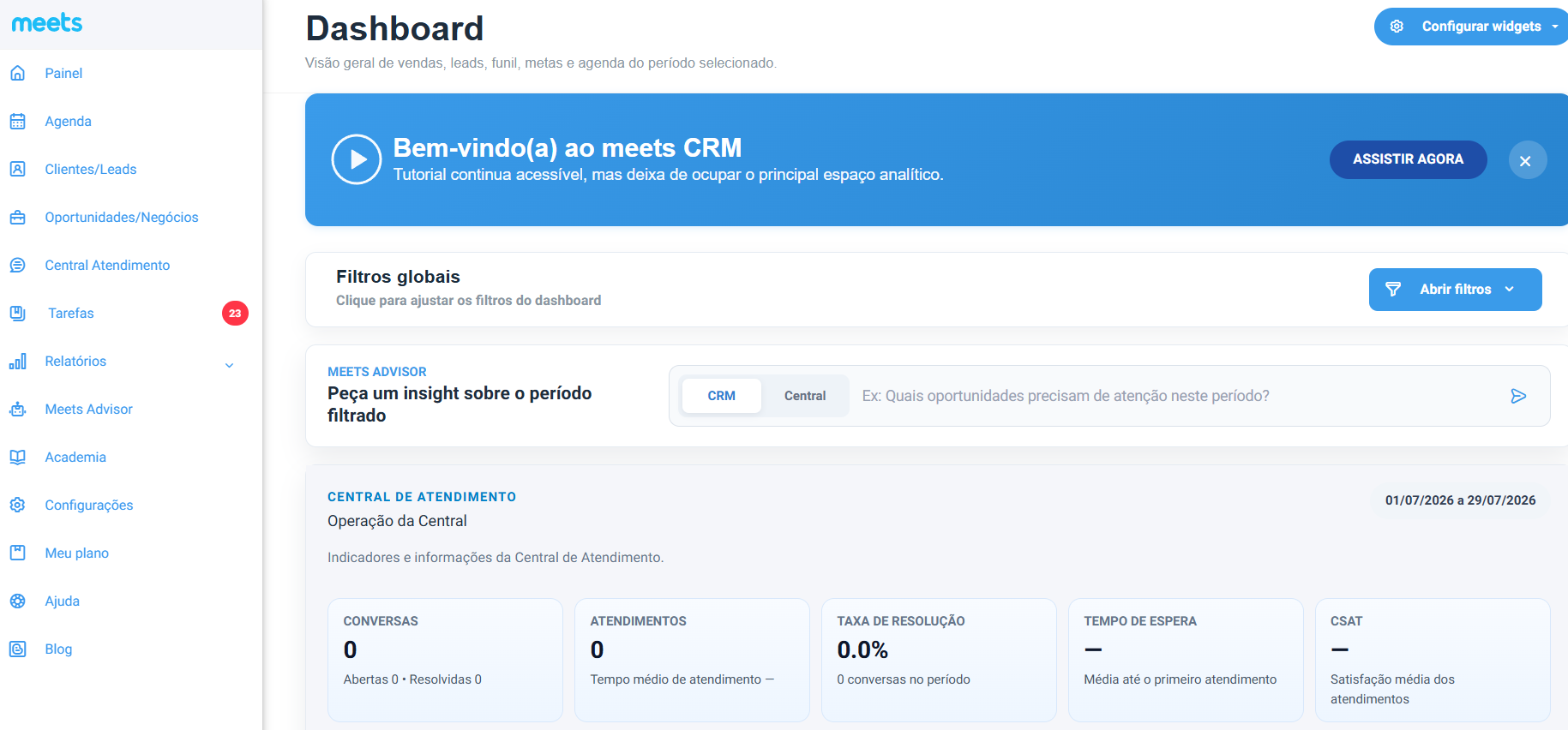 Dashboard do Meets CRM com menu lateral, filtros globais, campo do Meets Advisor e indicadores da central de atendimento